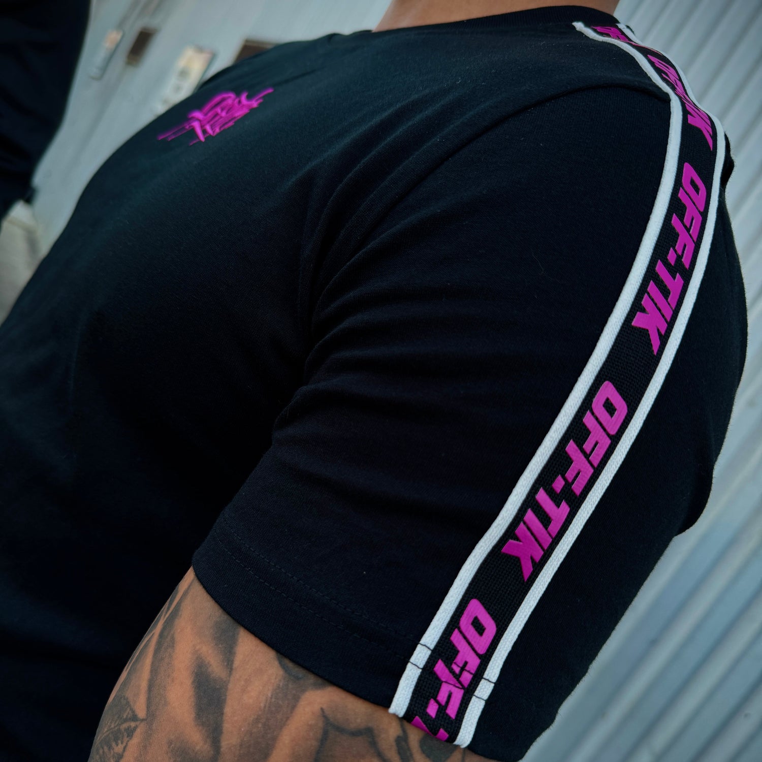 Signature T-Shirt - Black/Pink