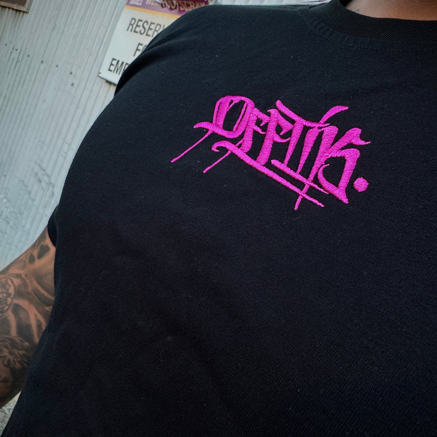 Signature T-Shirt - Black/Pink